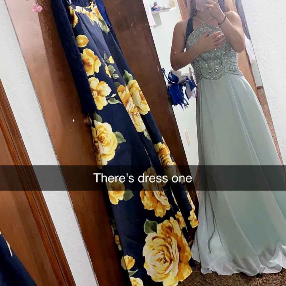 . It is a size 00-0. It’s brand new. Never Been worn only to take pictures.
